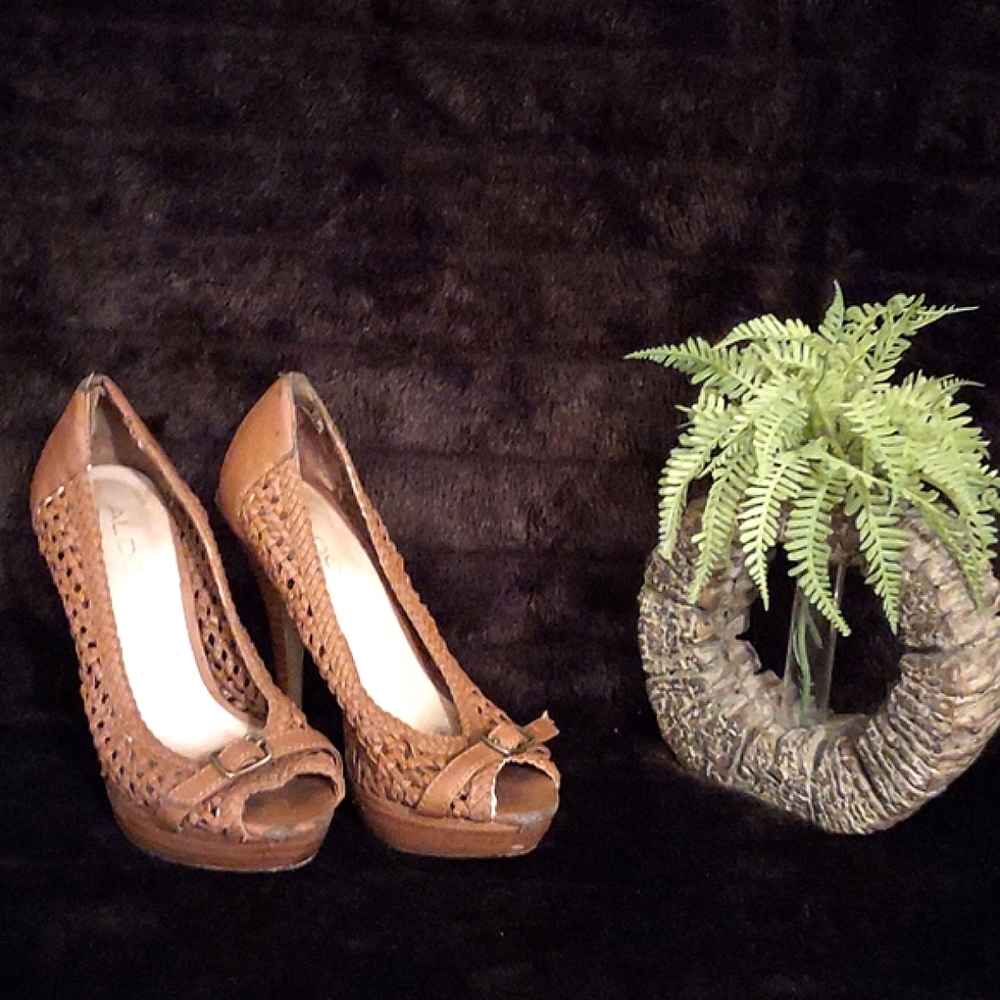 Women's Size 5 stiletto peep-toe pumps by Aldo